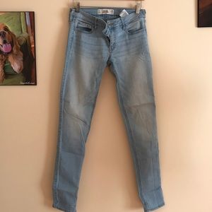 HOLLISTER SUPER SKINNY JEANS